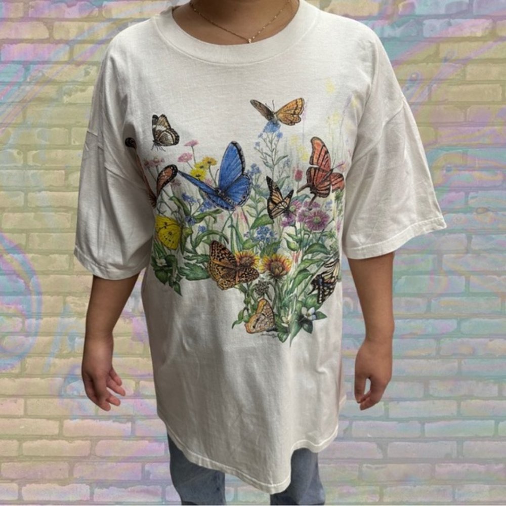 [SOLD] Vintage Y2K Butterflies Wrap-around Big Print T-shirt